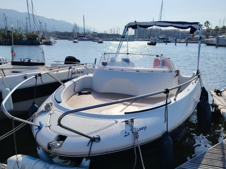 Hire Motorboat Jeanneau with a boat licence