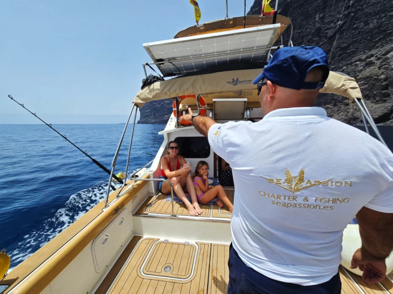 Bertram Bertram 28 flybrigde charter bareboat or skippered in  Guía de Isora