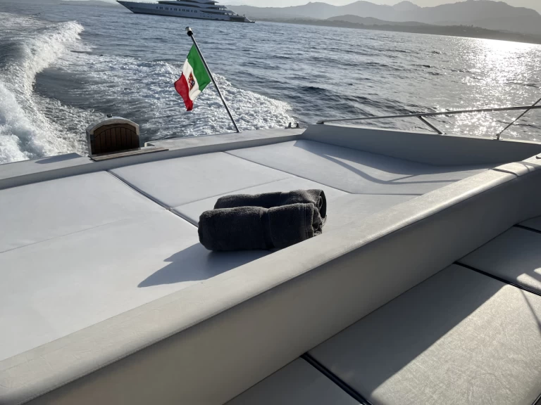 Hire Motorboat Itama with a boat licence