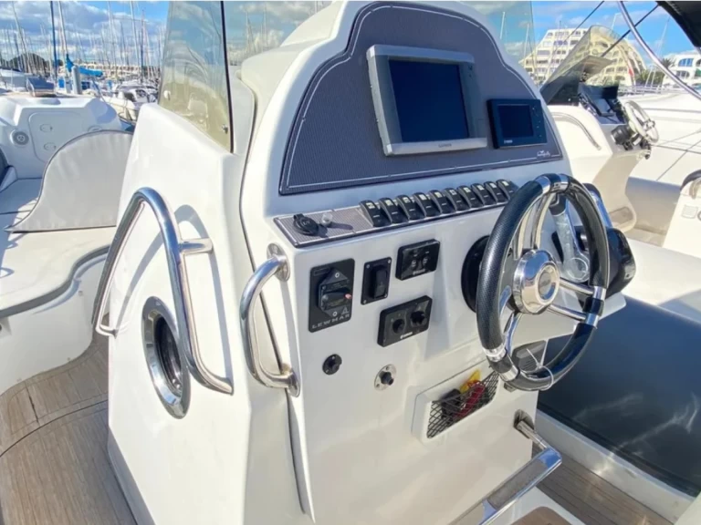 Hire a Nuova Jolly Prince 28 WA Le Gosier