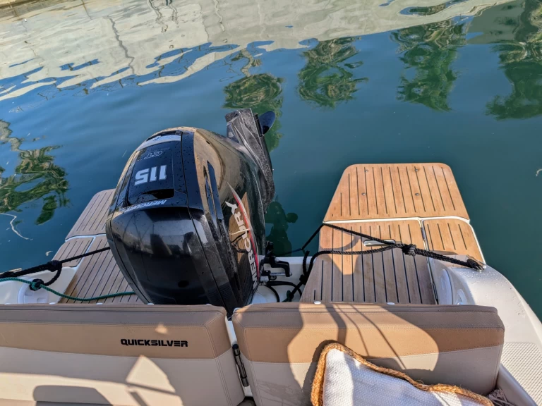 Yacht charter Six-Fours-les-Plages - Quicksilver Quicksilver 605 Sundeck on SamBoat