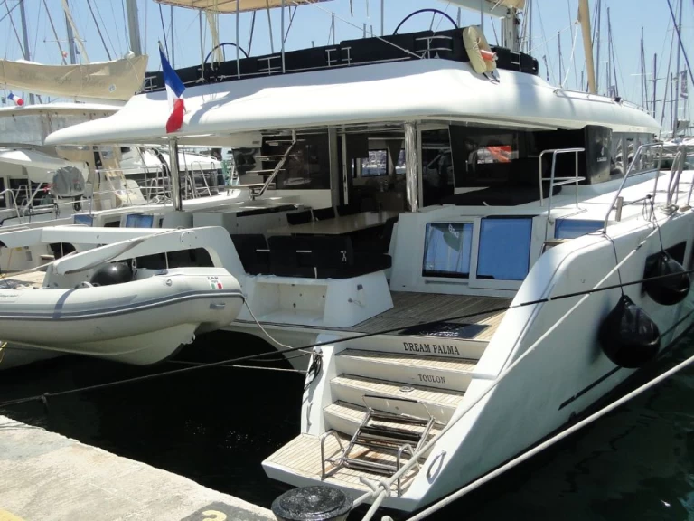 Catamaran hire in Alimos - Lagoon Lagoon 620