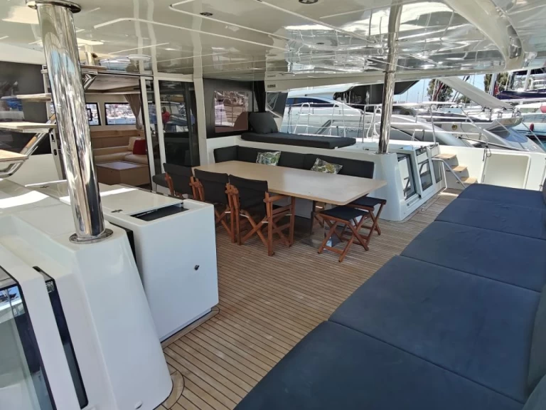 Hire Catamaran Lagoon with a boat licence