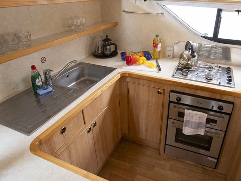 Hire Motorboat Le Boat with a boat licence