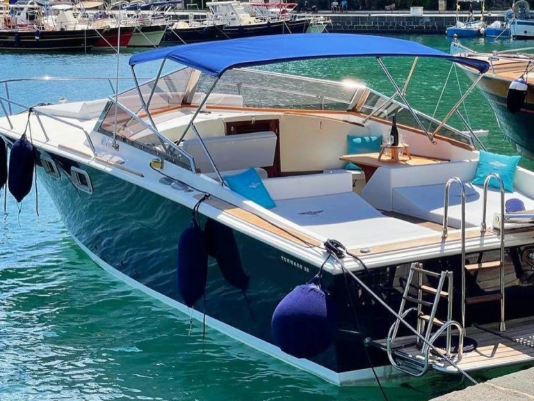 Motorboat hire in Amalfi - Tornado 38 classic