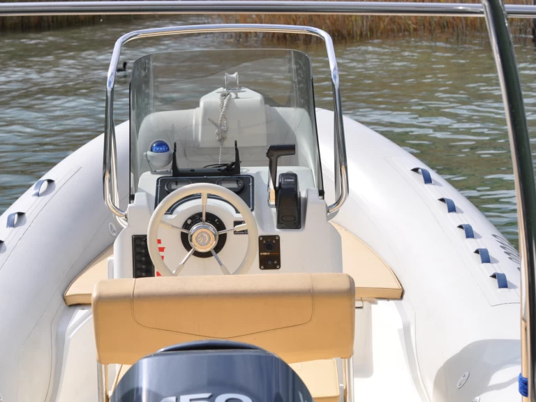 RIB hire in Saint-Jorioz - Capelli Tempest 626 Ivory