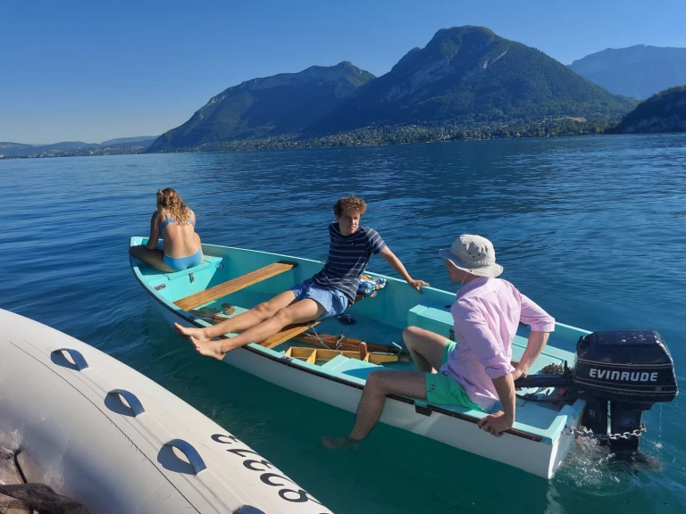 Hire Motorboat Barque with a boat licence