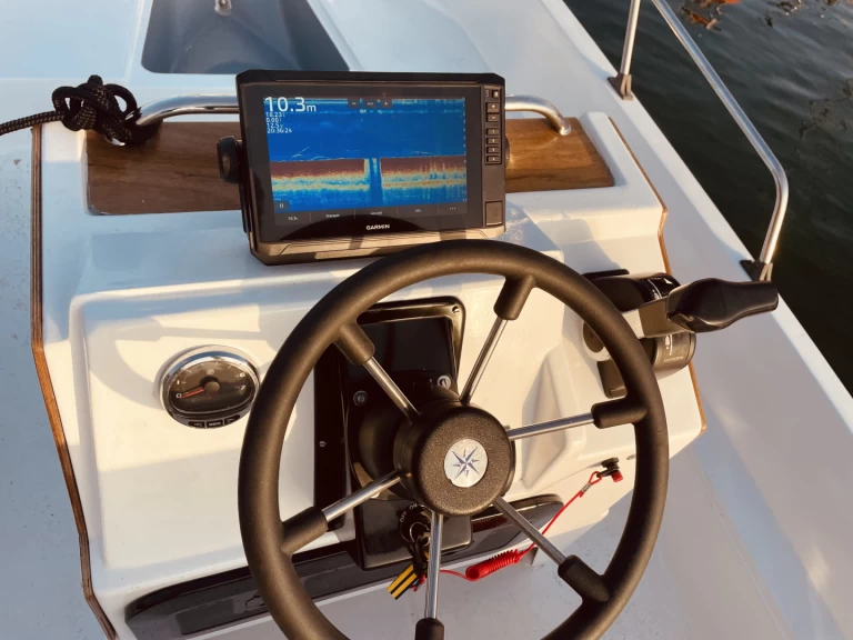 Hire a Boston Whaler Boston Whaler 17 Larmor-Plage