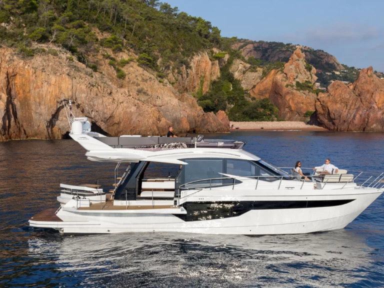 Charter a Galeon Galeon 500 Fly in Saint-Tropez on Samboat