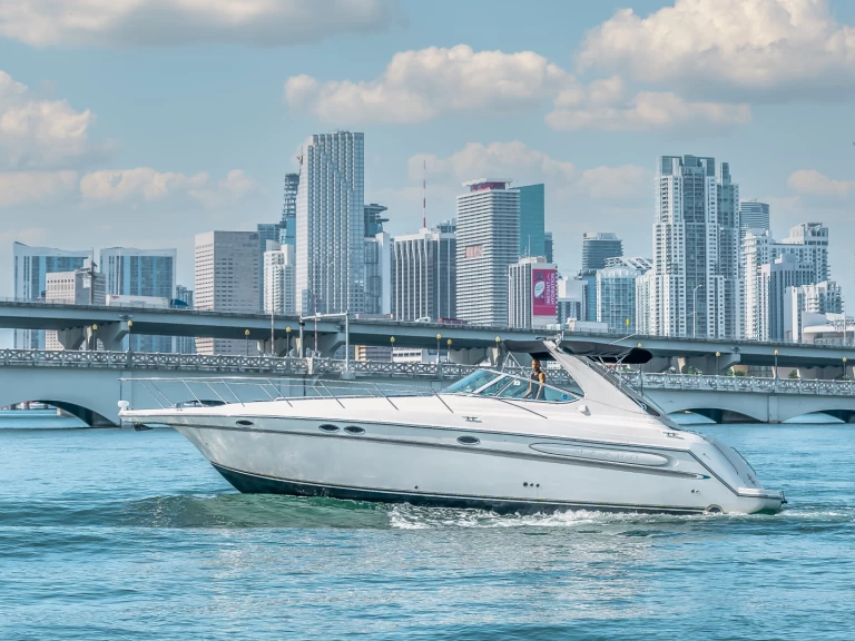 Hire a Maxum Maxum 38 Miami