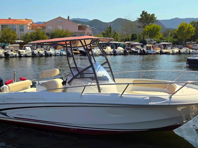 Hire a Bénéteau Flyer 750 Open Saint-Florent