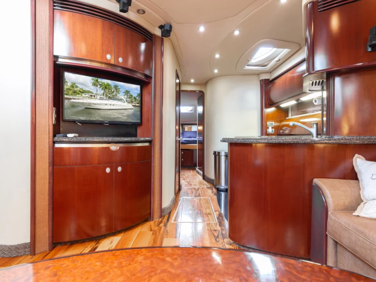 Hire Luxury Yacht Sea Ray with a boat licence