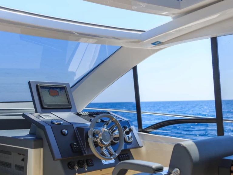 Motorboat to hire Naples at the best price