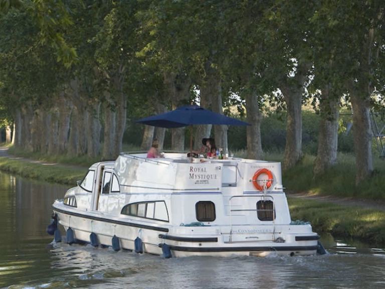 Charter a Le Boat Royal Mystique A in Branges on Samboat