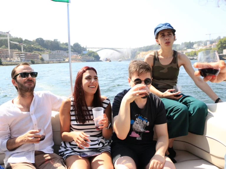 Hire Motorboat Maxum with a boat licence