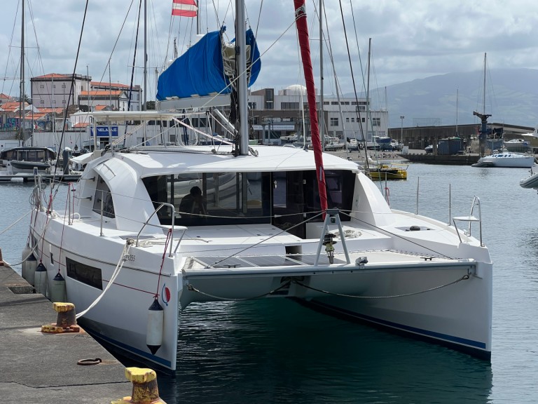 Hire Catamaran Leopard with a boat licence
