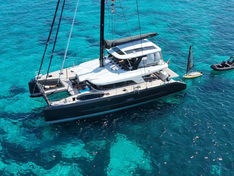 Hire Luxury Yacht Lagoon with a boat licence