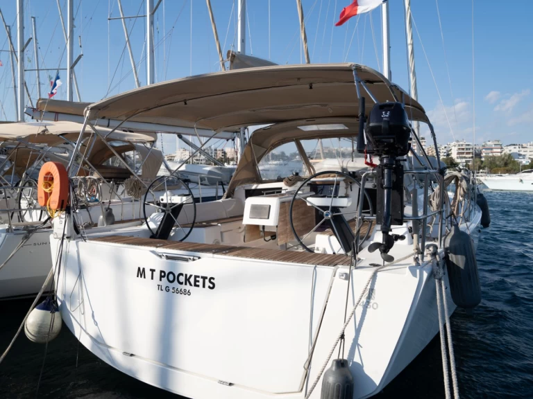 Sailboat to hire Alimos at the best price