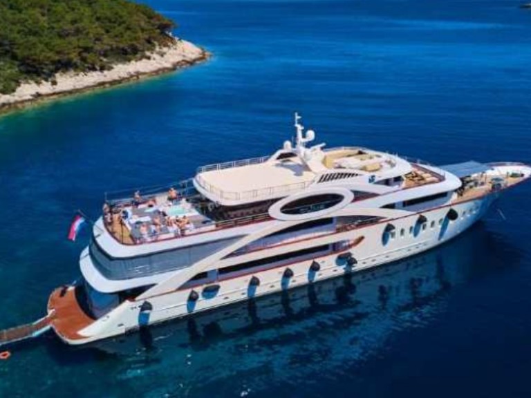 Hire Sailboat Custom Made with a boat licence