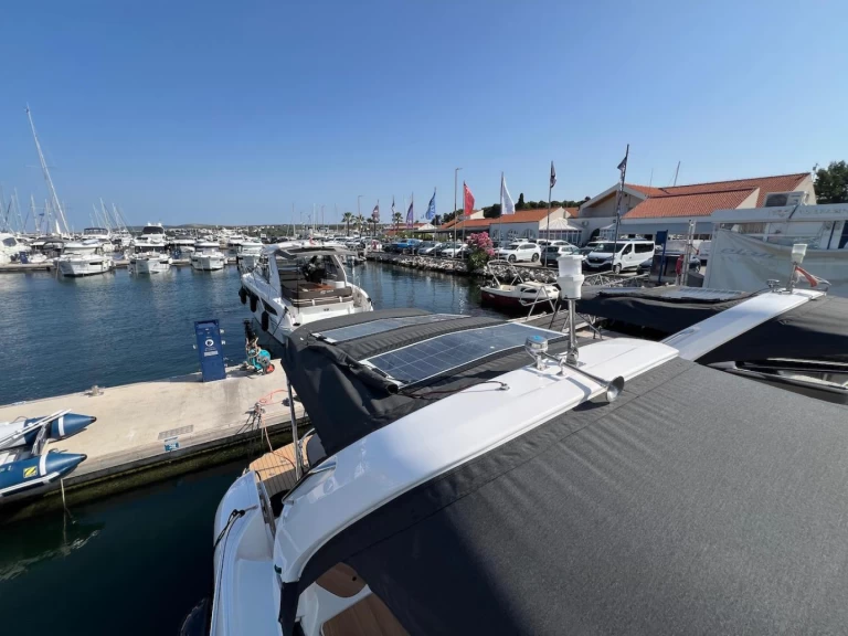 Charter a Bavaria Bavaria S29 in Biograd na Moru on Samboat