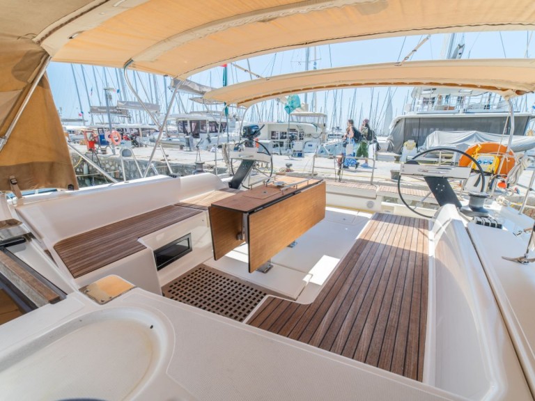 Charter a Dufour Dufour 530 in Alimos on Samboat