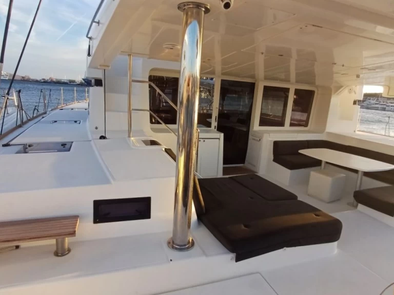 Hire Catamaran Lagoon with a boat licence