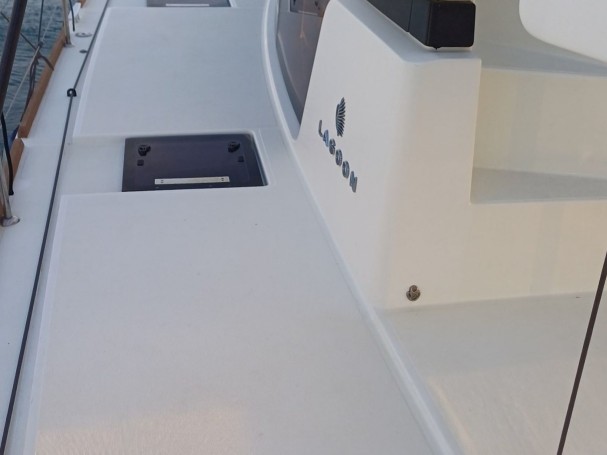 Catamaran to hire Lávrio at the best price