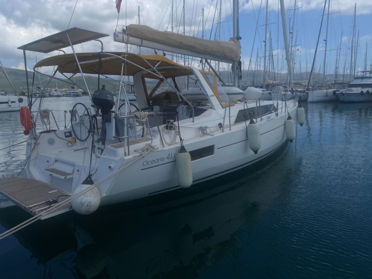 Hire Sailboat with or without skipper Bénéteau Lefkáda