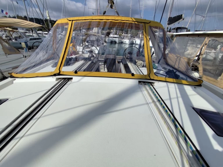 Charter a Bénéteau Oceanis 48 in Gouvia on Samboat