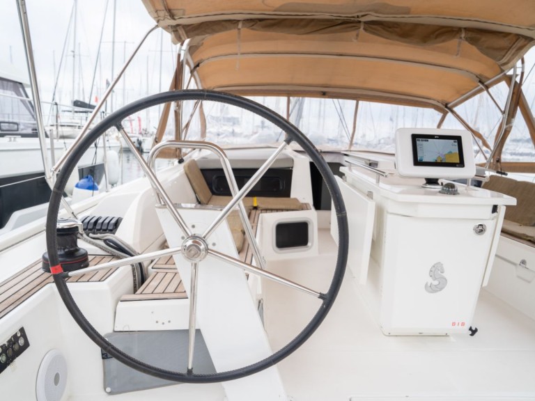 Sailboat to hire Alimos at the best price