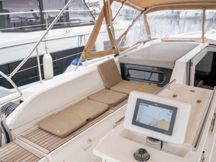 Bénéteau Oceanis 51.1 charter bareboat or skippered in  Alimos