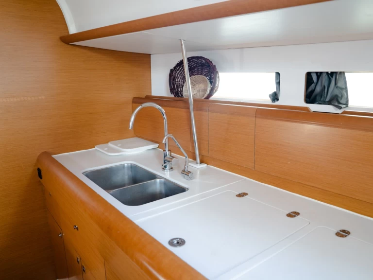 Hire Sailboat Jeanneau with a boat licence