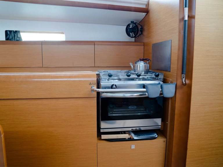 Sailboat to hire Alimos at the best price