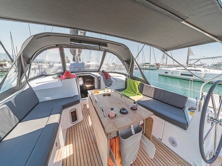 Sailboat to hire Alimos at the best price