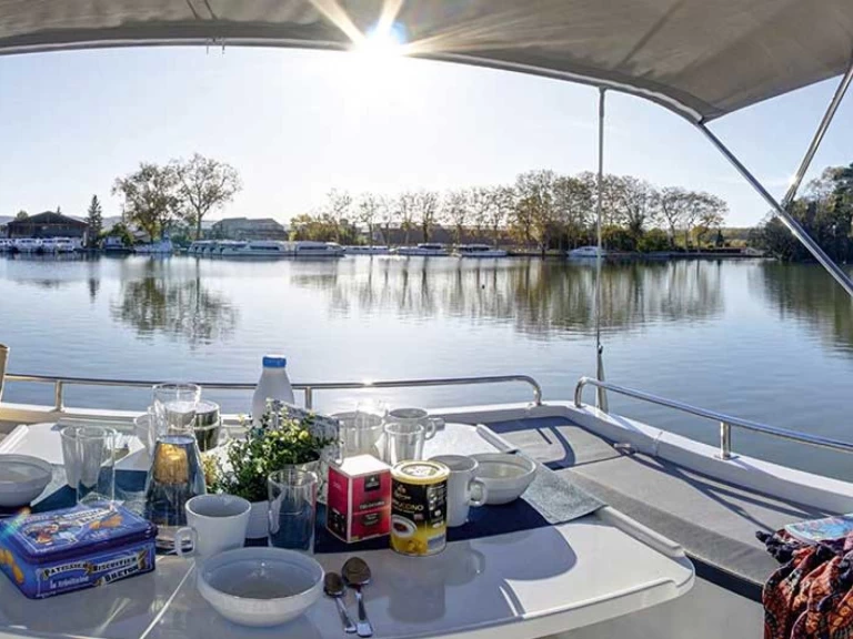 Le Boat Horizon 2 charter bareboat or skippered in  Portiragnes