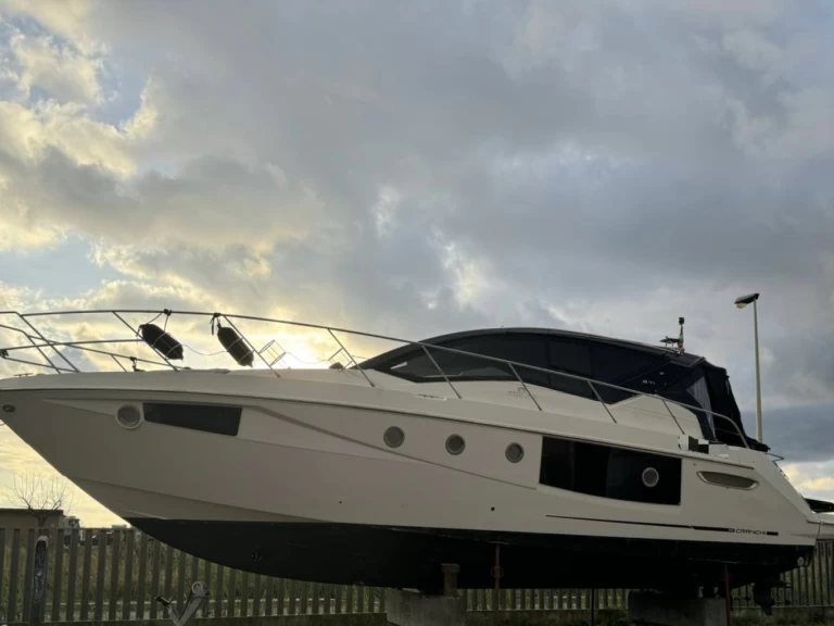 Hire Motorboat Cranchi with a boat licence