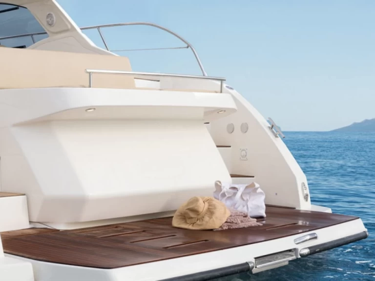 Hire Motorboat Azimut with a boat licence