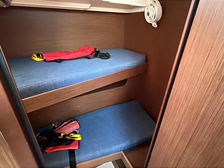 Hire Sailboat with or without skipper Bénéteau Santa Cruz de Tenerife