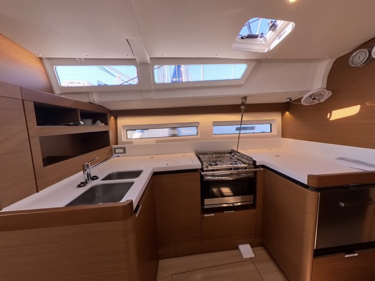 Yacht charter Santa Cruz de Tenerife - Jeanneau Sun Odyssey 490 on SamBoat