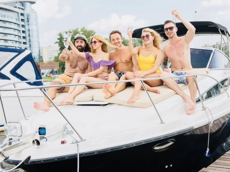 Bayliner Bayliner 285 Cruiser charter bareboat or skippered in  Vieux Port de Cannes