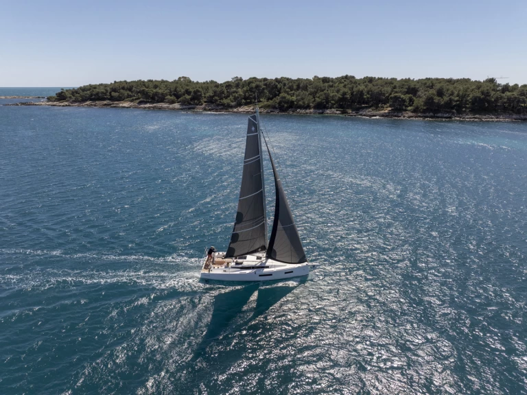 Charter a Jeanneau Sun Odyssey 350 in Cádiz on Samboat