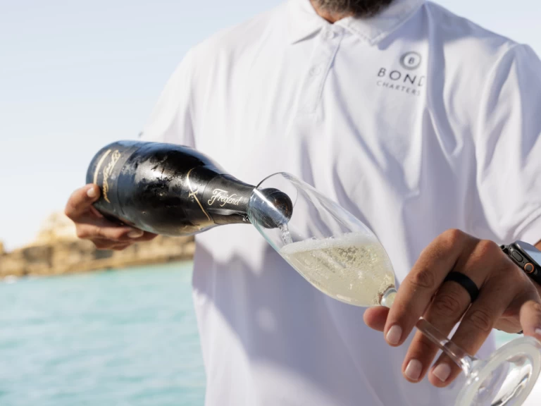 Charter a Sunseeker Portofino 46 in Vilamoura on Samboat