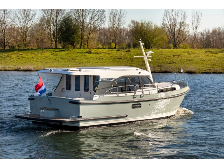 Motorboat hire in Werder (Havel) - Linssen Linssen 30 SL Sedan
