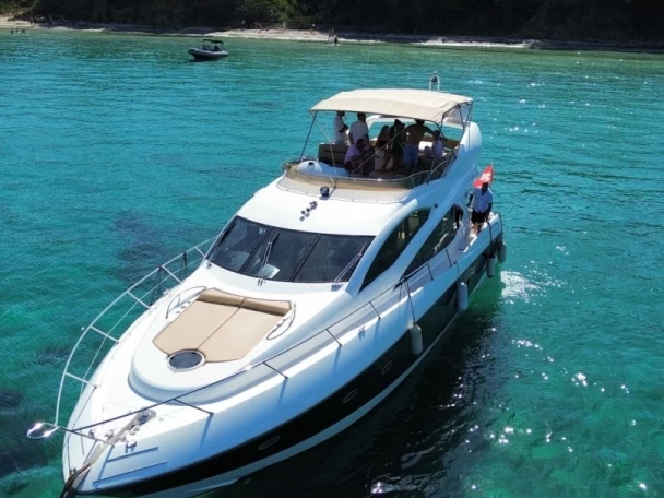 Luxury Yacht hire in Port de Hyères (St Pierre) - Sunseeker Manhattan 60