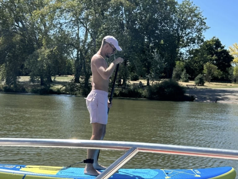 Hire Motorboat Jeanneau with a boat licence