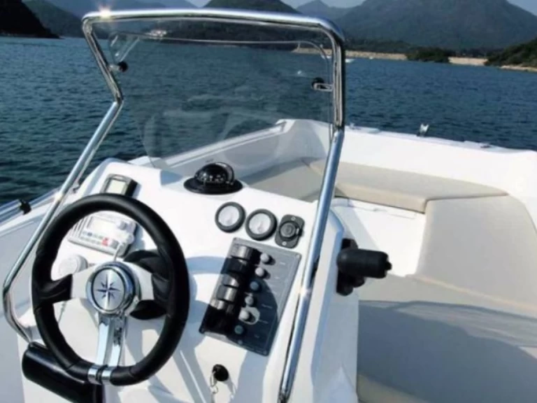 Hire Motorboat Boleor with a boat licence