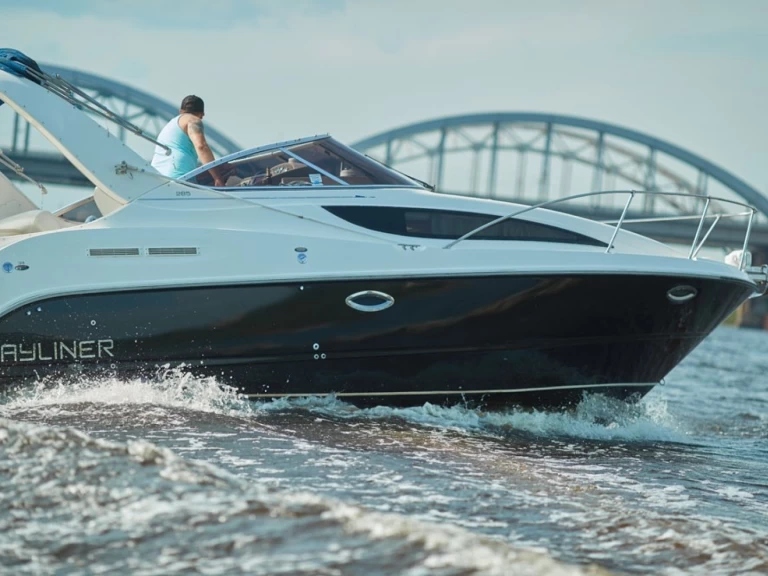 Charter a Bayliner Bayliner 285 Cruiser in Vieux Port de Cannes on Samboat