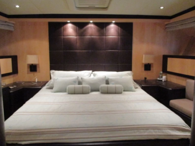 Hire Luxury Yacht with or without skipper Mangusta Positano