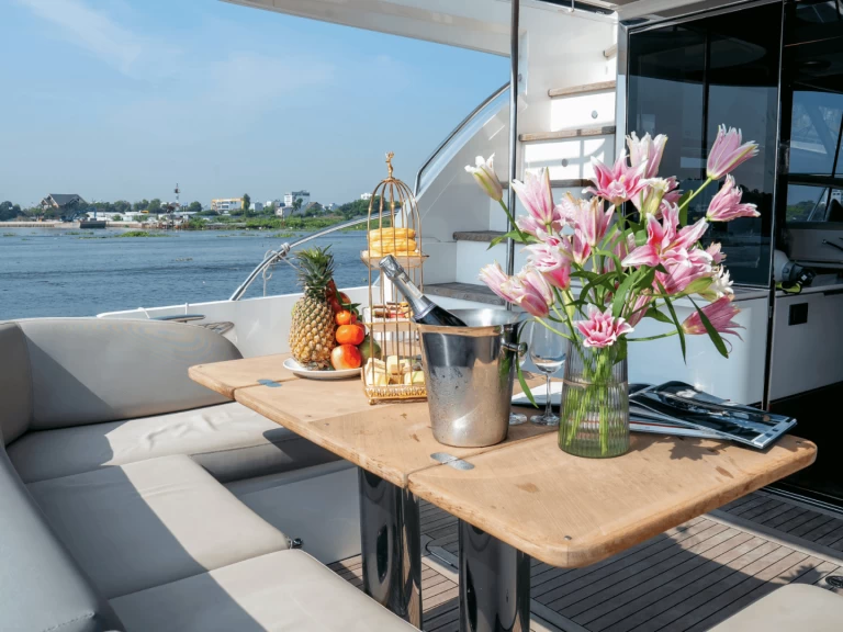 Hire Luxury Yacht with or without skipper Princess Phường Hiệp Bình Phước