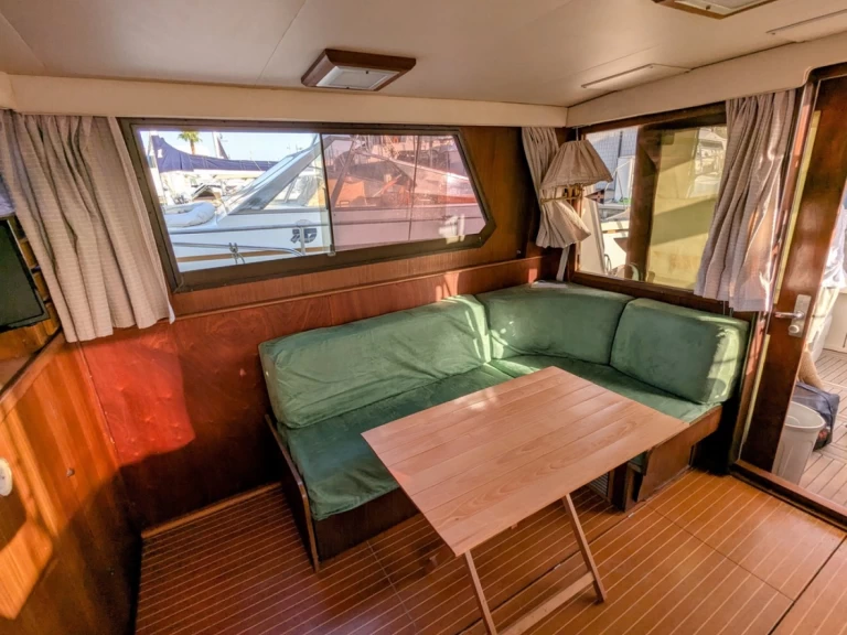 Hire a Hatteras Hatteras 36 Convertible Salerno